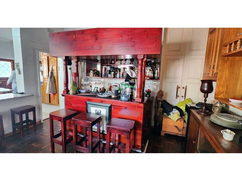 Spacious family home, office facility plus guest cottage - Photo 9