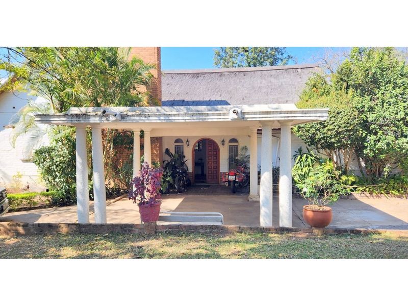 Spacious family home, office facility plus guest cottage - Photo 3