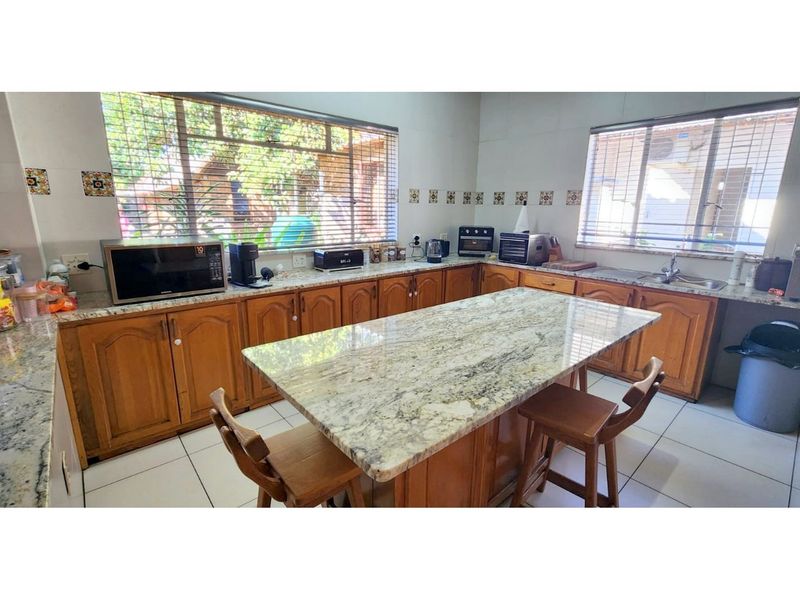 Spacious family home, office facility plus guest cottage - Photo 5