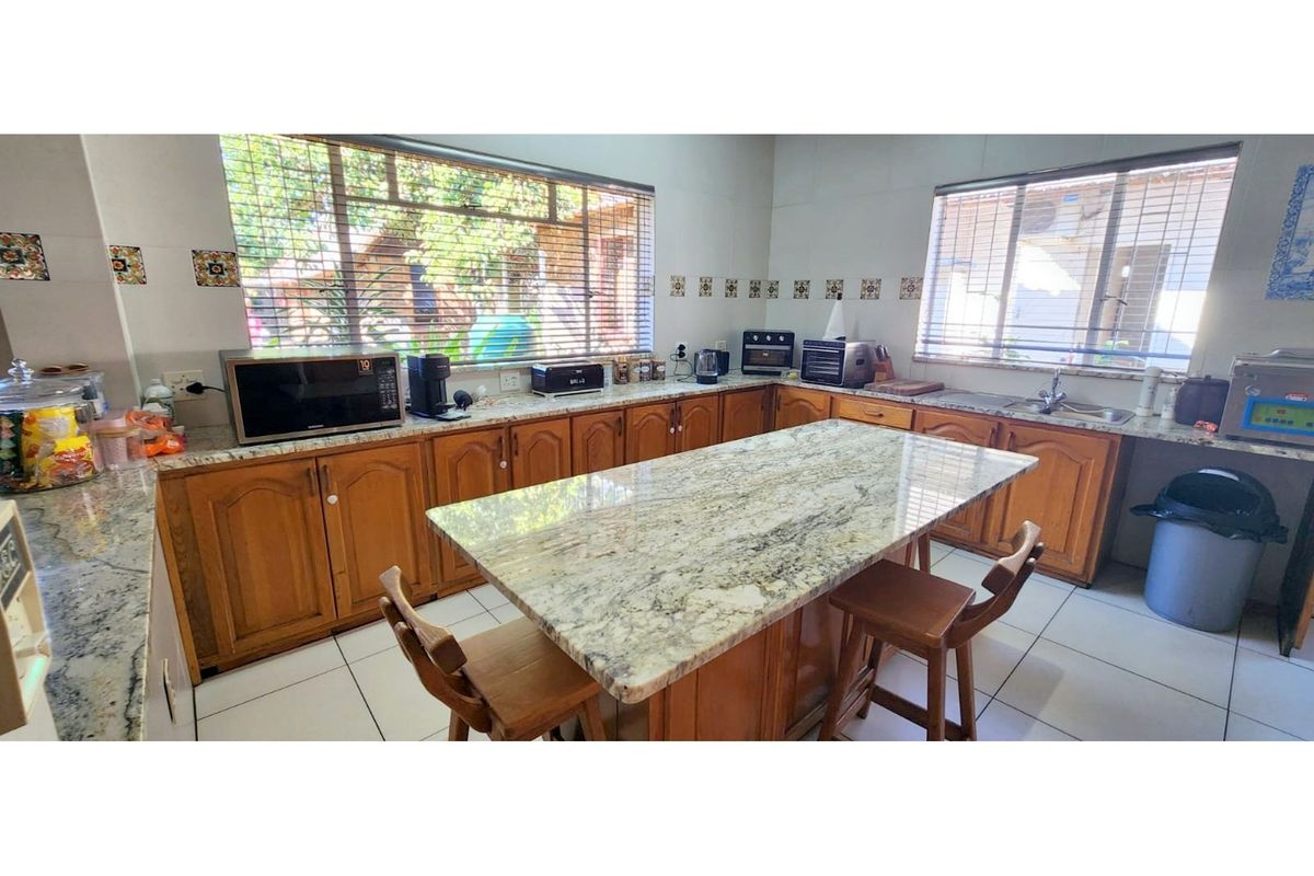 Spacious family home, office facility plus guest cottage - Photo 5