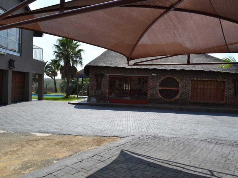 Luxurious living with Riverfront Access on the banks of the Klipriver - Photo 7