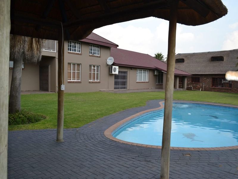 Luxurious living with Riverfront Access on the banks of the Klipriver - Photo 9