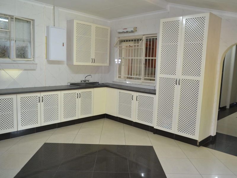 Luxurious living with Riverfront Access on the banks of the Klipriver - Photo 3