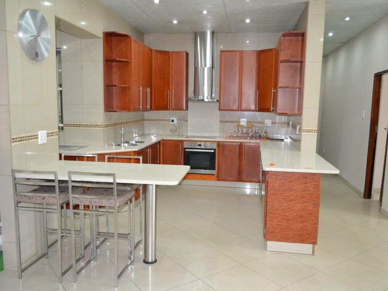 Luxurious living with Riverfront Access on the banks of the Klipriver - Photo 2