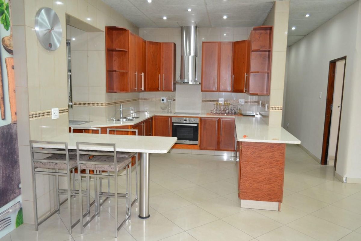 Luxurious living with Riverfront Access on the banks of the Klipriver - Photo 2