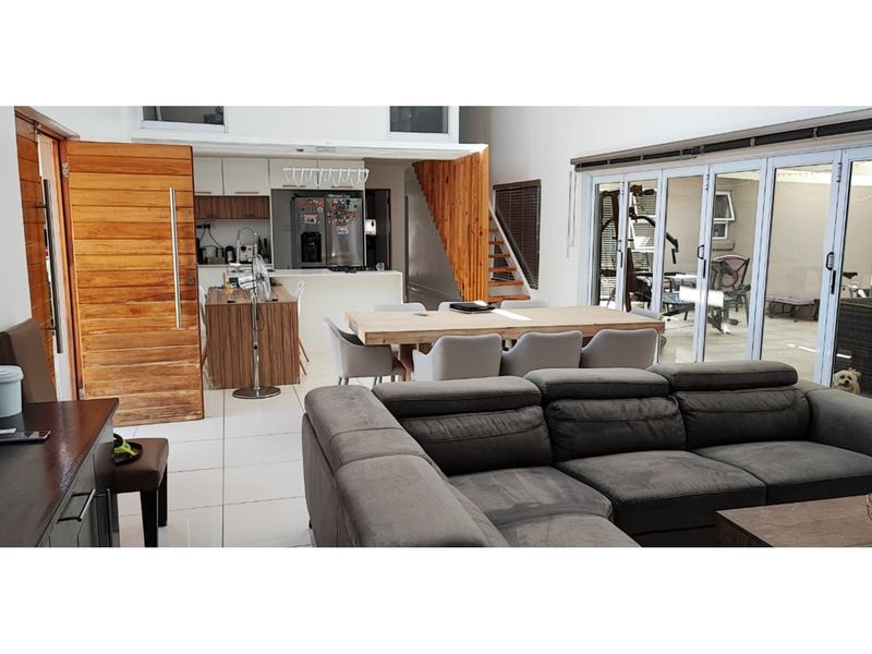 Masterful designed family home with the perfect location - Photo 2