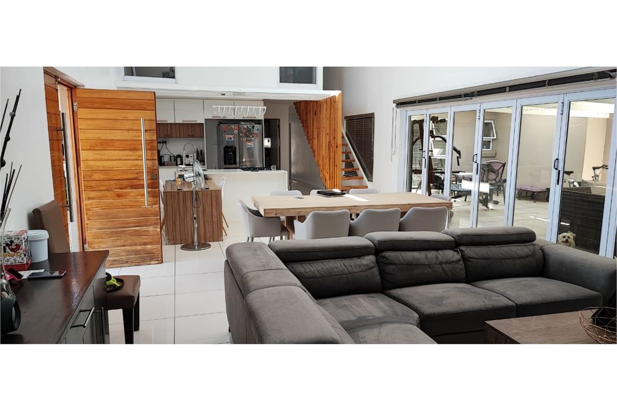 Masterful designed family home with the perfect location - Photo 2