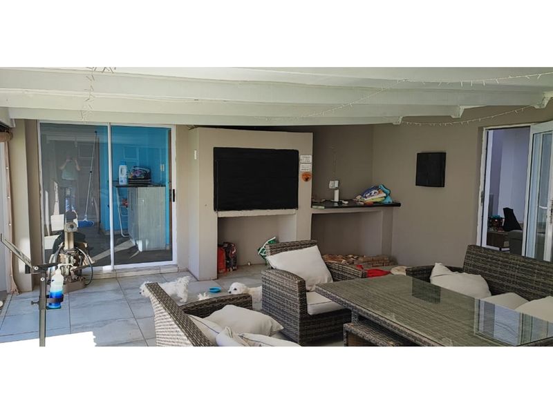 Masterful designed family home with the perfect location - Photo 5