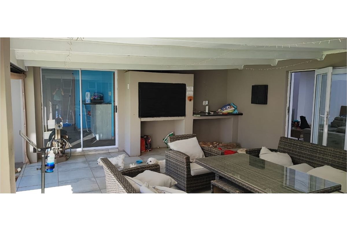 Masterful designed family home with the perfect location - Photo 5