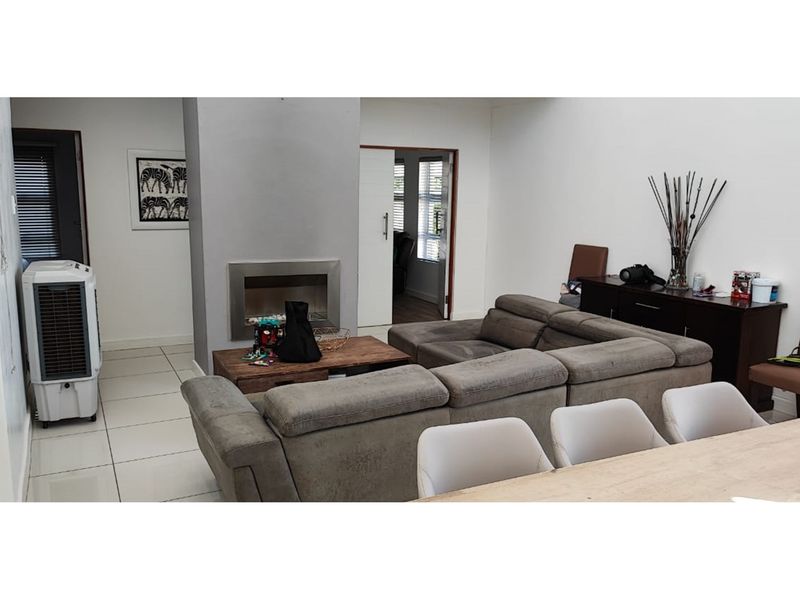 Masterful designed family home with the perfect location - Photo 3