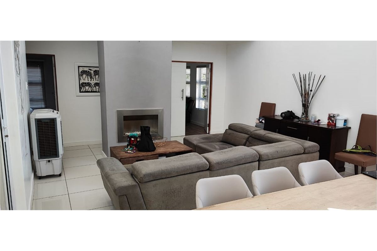 Masterful designed family home with the perfect location - Photo 3