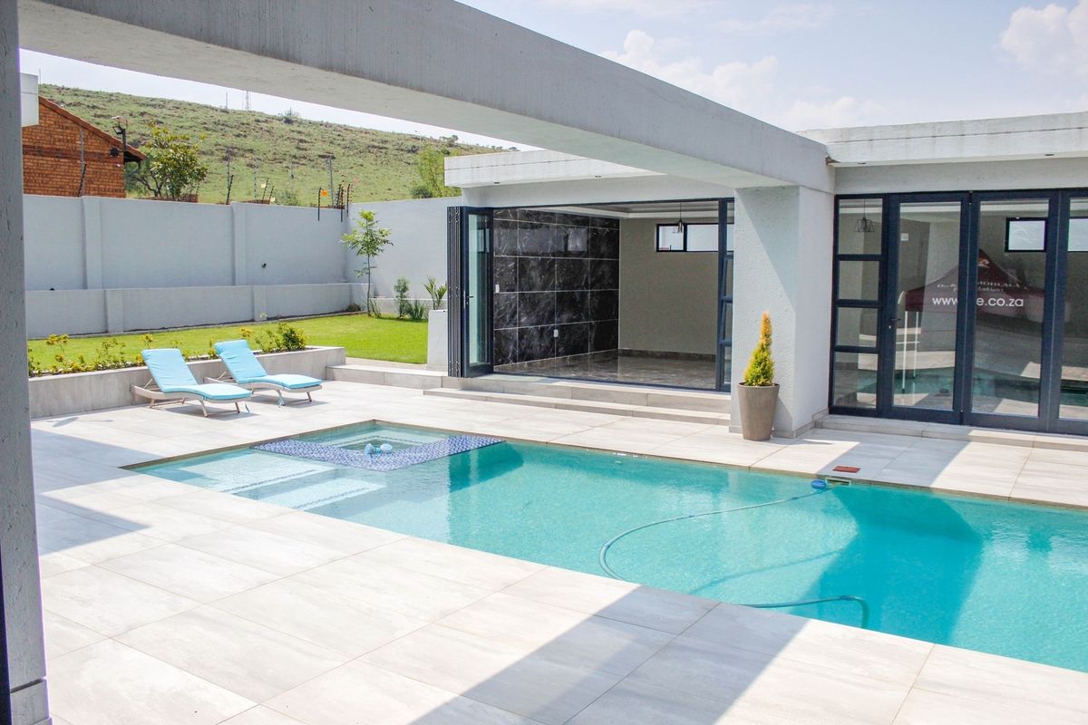 Unbeatable Luxury & Views: Executive Home Below Building Cost in Middelburg! - Photo 2