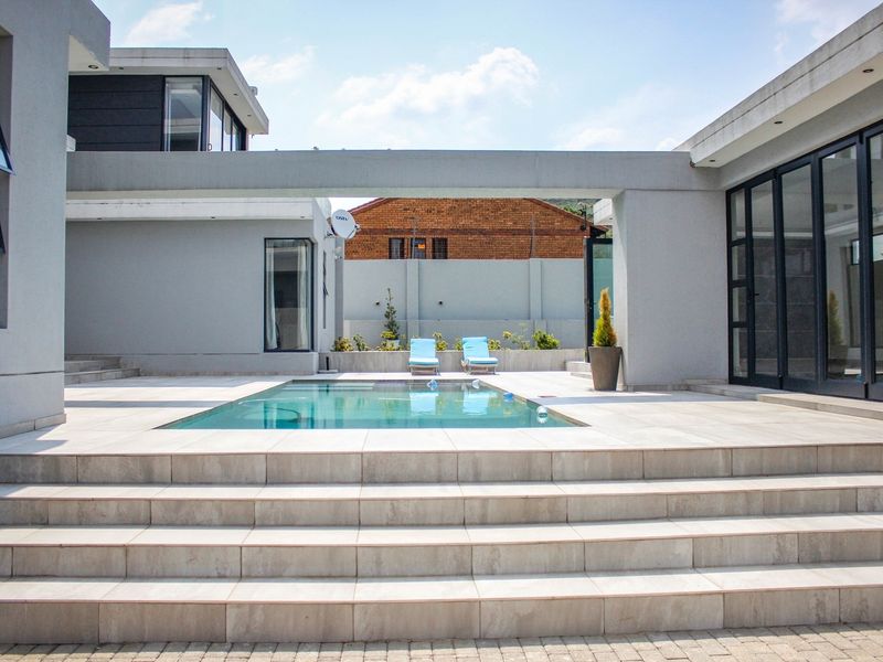 Unbeatable Luxury & Views: Executive Home Below Building Cost in Middelburg! - Photo 4
