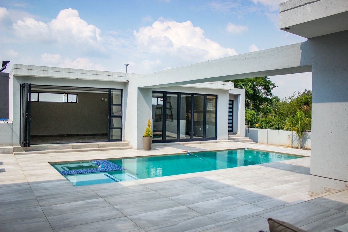 Unbeatable Luxury & Views: Executive Home Below Building Cost in Middelburg! - Photo 5