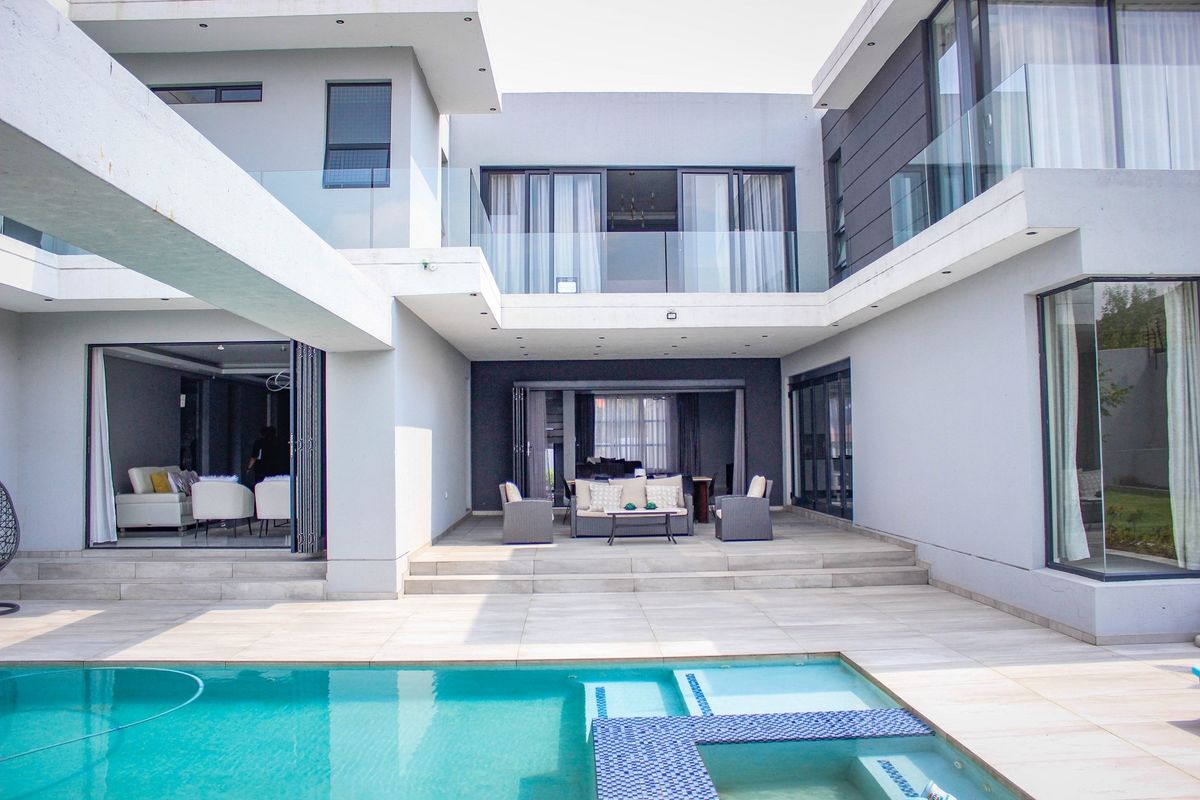 Unbeatable Luxury & Views: Executive Home Below Building Cost in Middelburg! - Photo 3