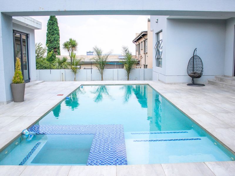 Unbeatable Luxury and Views: Executive Home Below Building Cost in Middelburg! - Photo 1