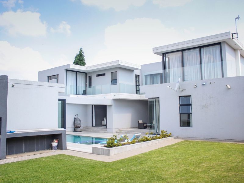 Unbeatable Luxury and Views: Executive Home Below Building Cost in Middelburg! - Photo 9
