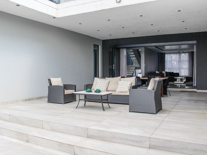 Unbeatable Luxury and Views: Executive Home Below Building Cost in Middelburg! - Photo 10