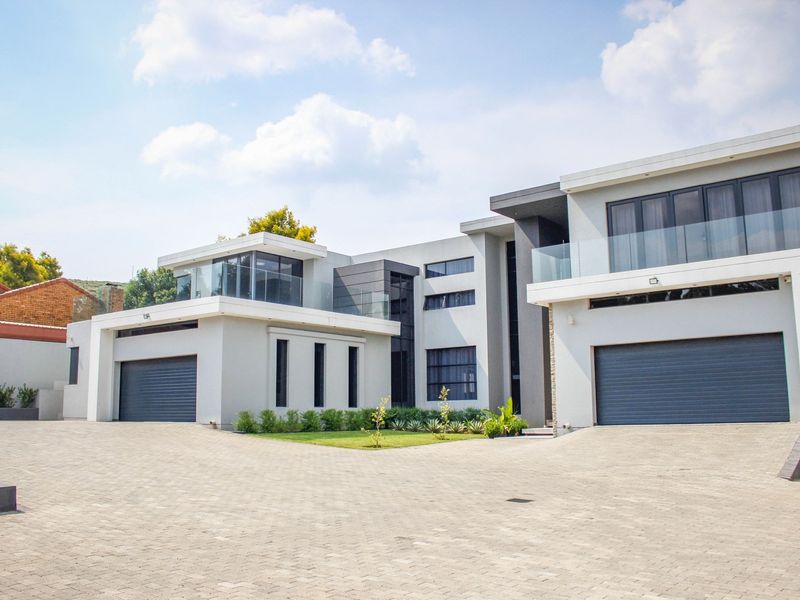 Unbeatable Luxury and Views: Executive Home Below Building Cost in Middelburg! - Photo 8