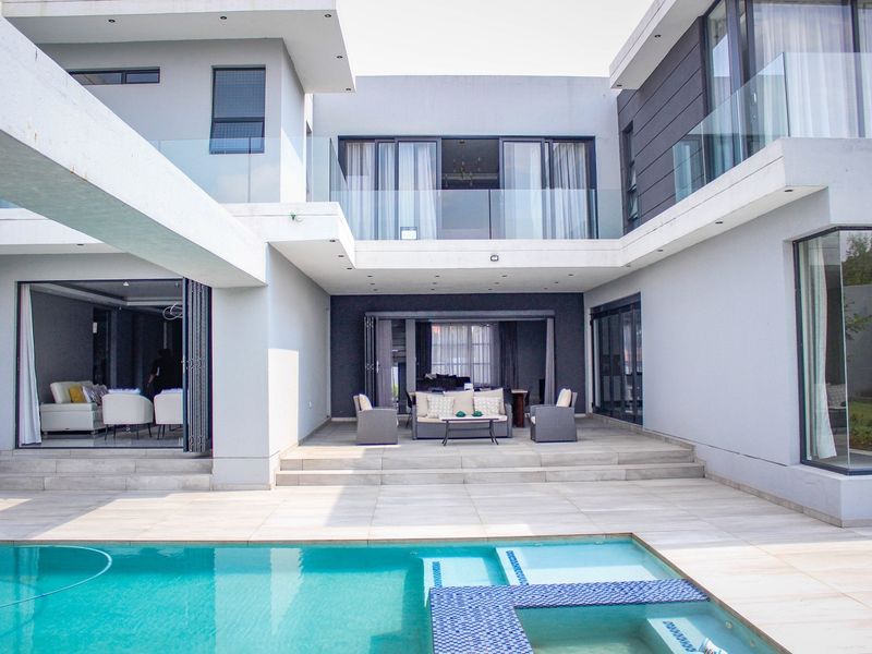 Unbeatable Luxury and Views: Executive Home Below Building Cost in Middelburg! - Photo 3