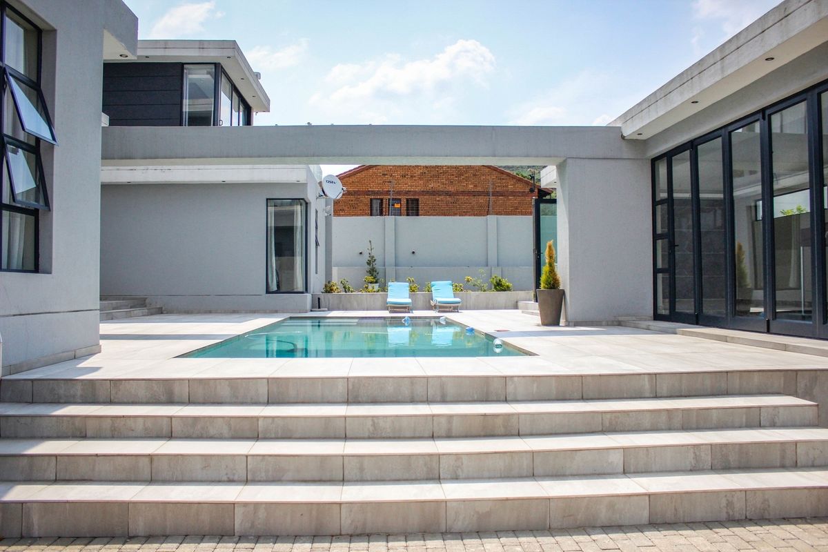 Unbeatable Luxury and Views: Executive Home Below Building Cost in Middelburg! - Photo 4