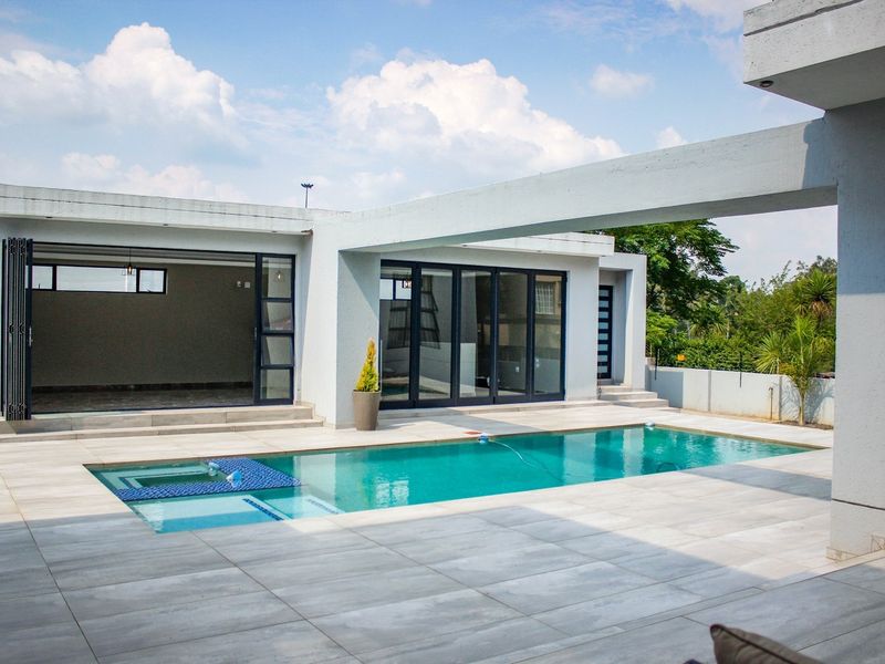 Unbeatable Luxury and Views: Executive Home Below Building Cost in Middelburg! - Photo 5