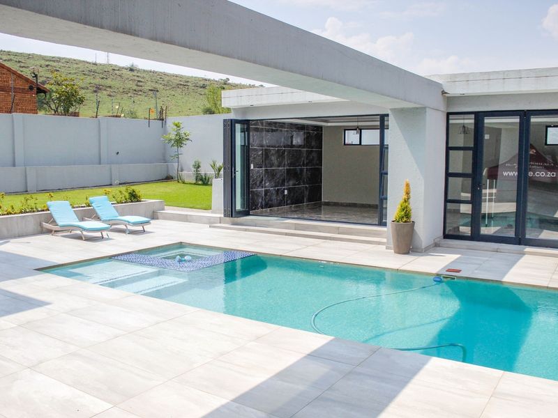 Unbeatable Luxury and Views: Executive Home Below Building Cost in Middelburg! - Photo 2