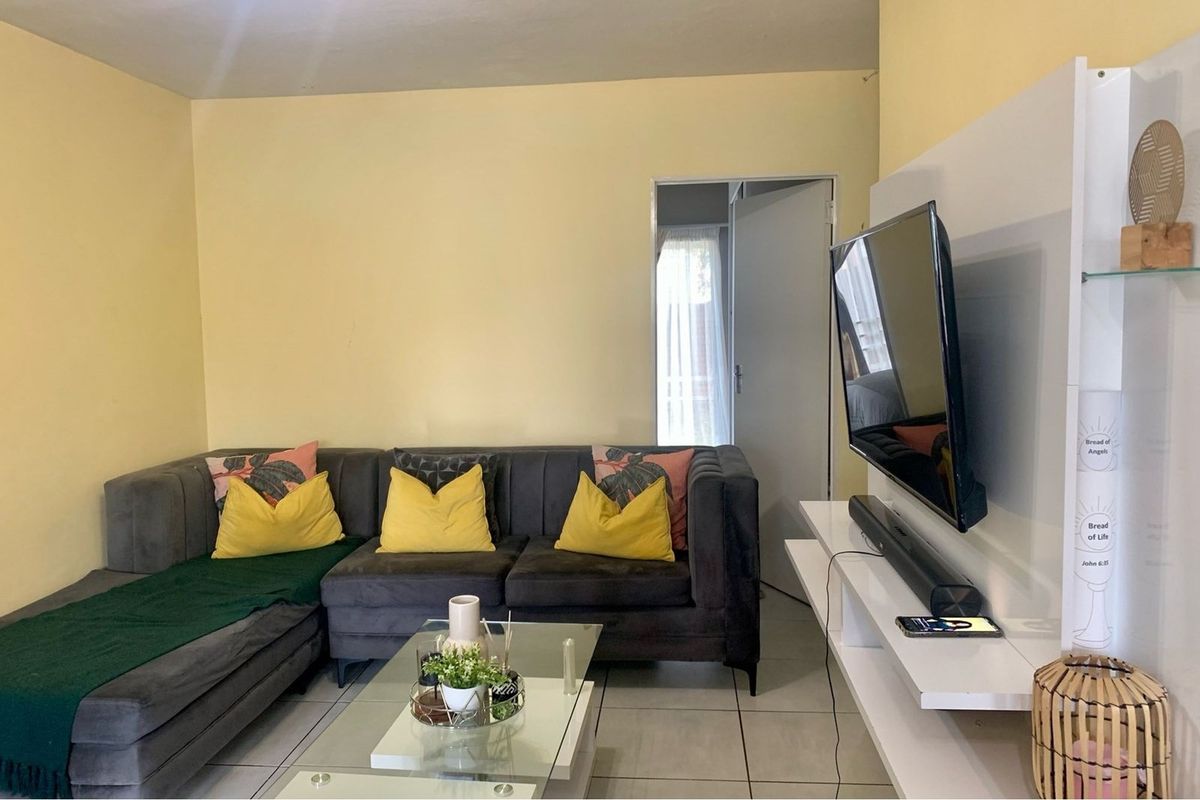 "Charming 2-Bed Flat in Prime Gauteng Location" - Photo 2