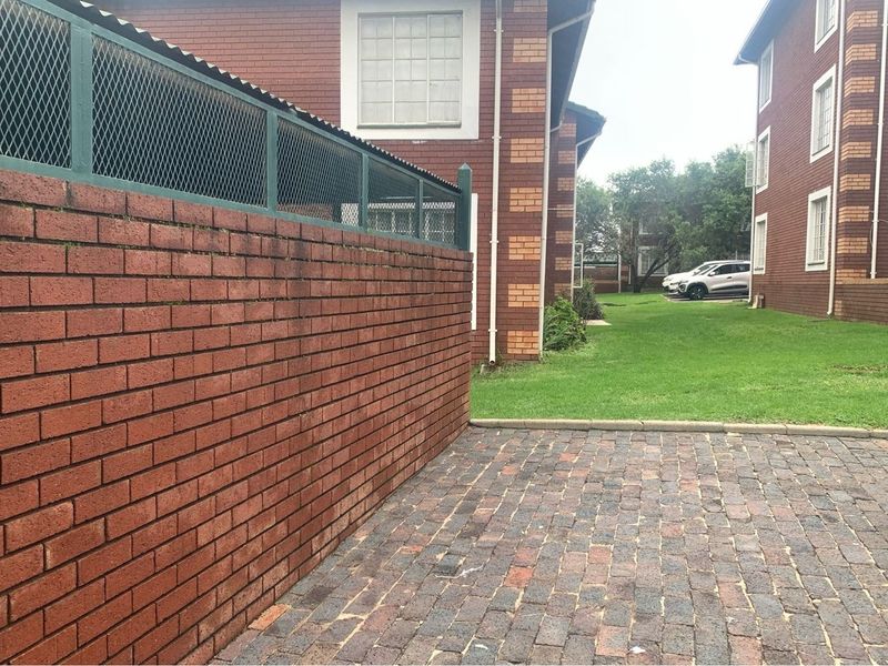 "Charming 2-Bed Flat in Prime Gauteng Location" - Photo 10