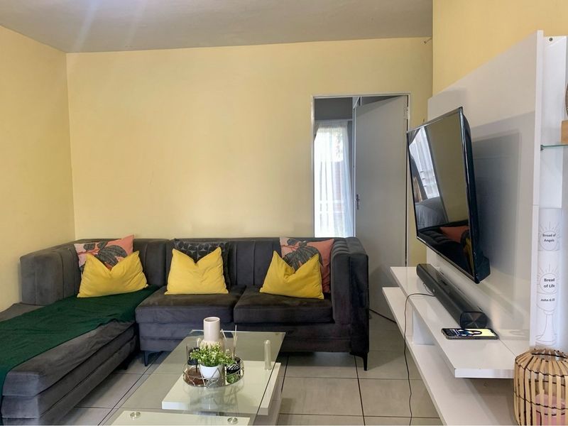 "Charming 2-Bed Flat in Prime Gauteng Location" - Photo 2