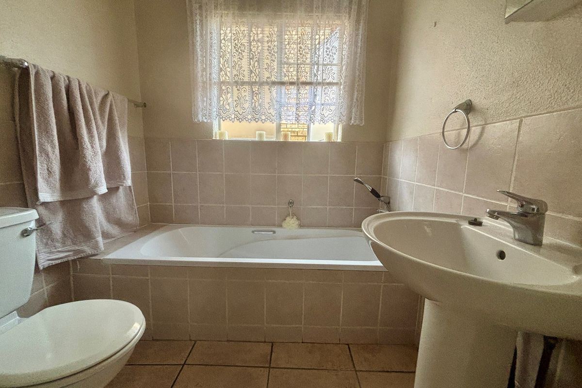Cozy 2-Bedroom Facebrick Townhouse Near Highveld Gardens, Sasolburg! - Photo 3