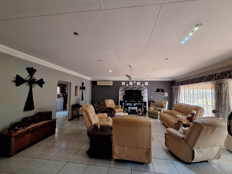 Prime Location with Unmatched Privacy and Elegance -Exceptional Living in the Heart of Nature - Photo 10