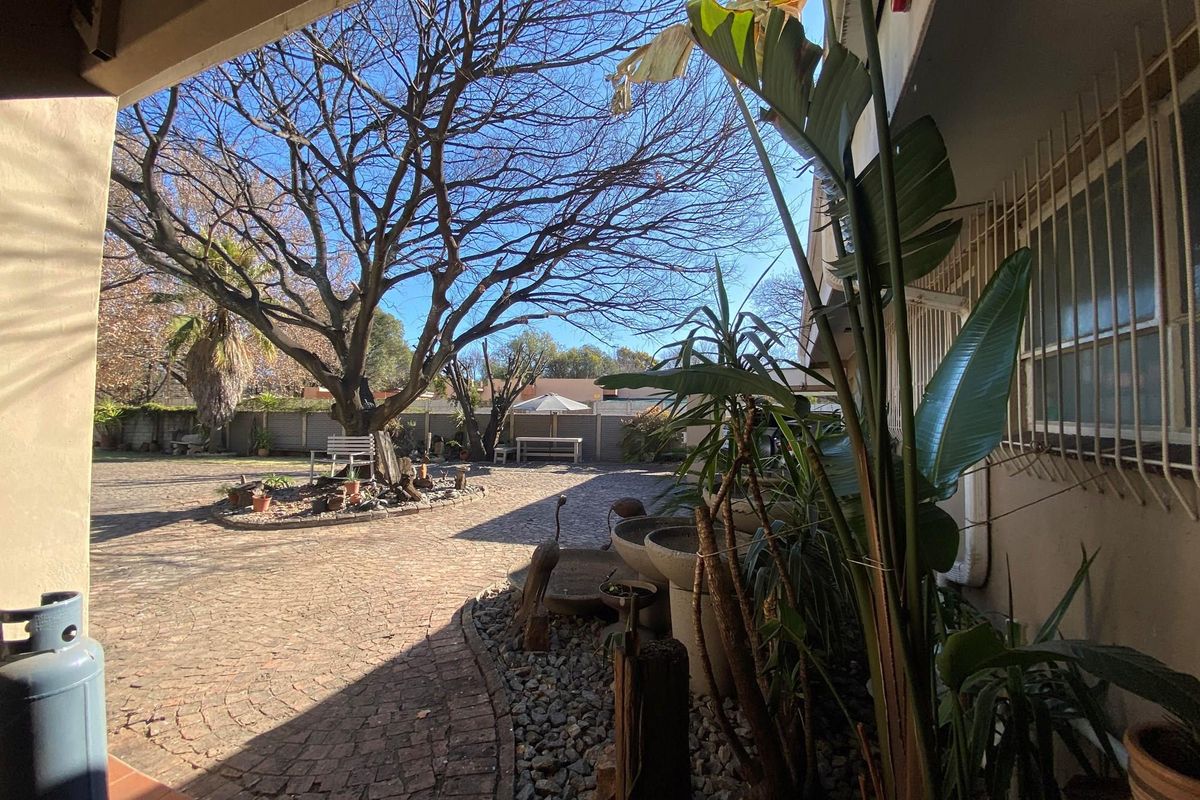 3-Bedroom family Home with 4-flatlets for Sale in Sasolburg Central - Photo 2