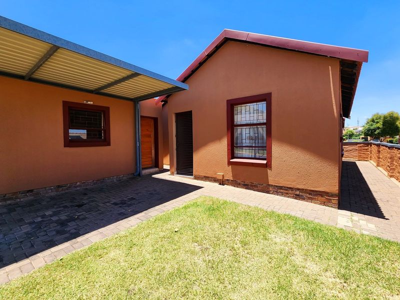 Special 3 bedroom and 2 bathroom house for Sale in Security Complex - Photo 5