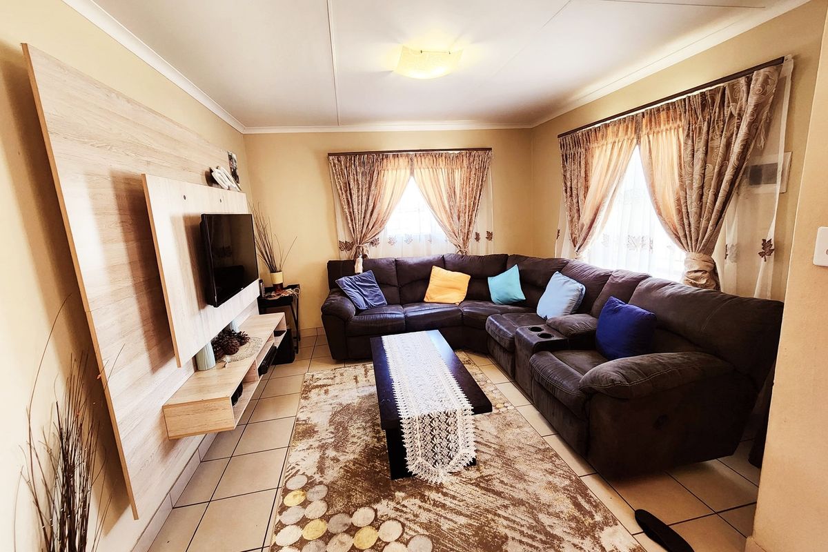 Special 3 bedroom and 2 bathroom house for Sale in Security Complex - Photo 4