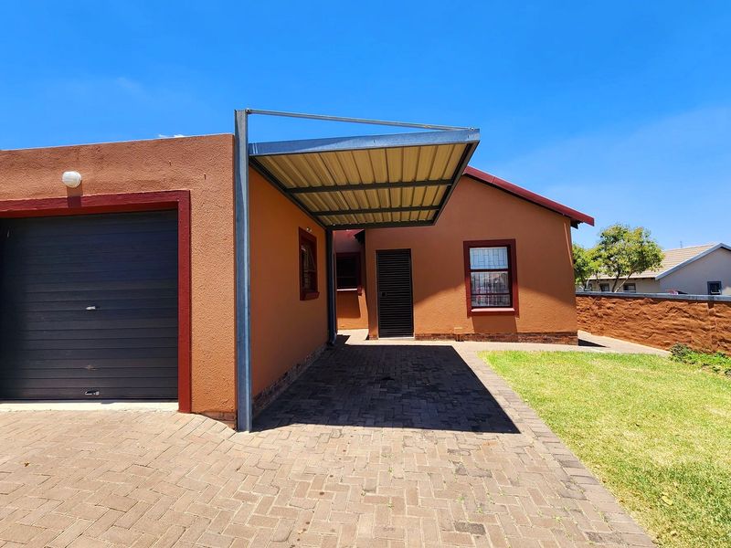 Special 3 bedroom and 2 bathroom house for Sale in Security Complex - Photo 3