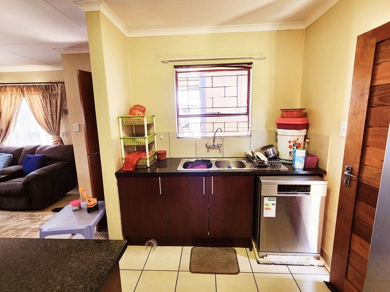 Special 3 bedroom and 2 bathroom house for Sale in Security Complex - Photo 1