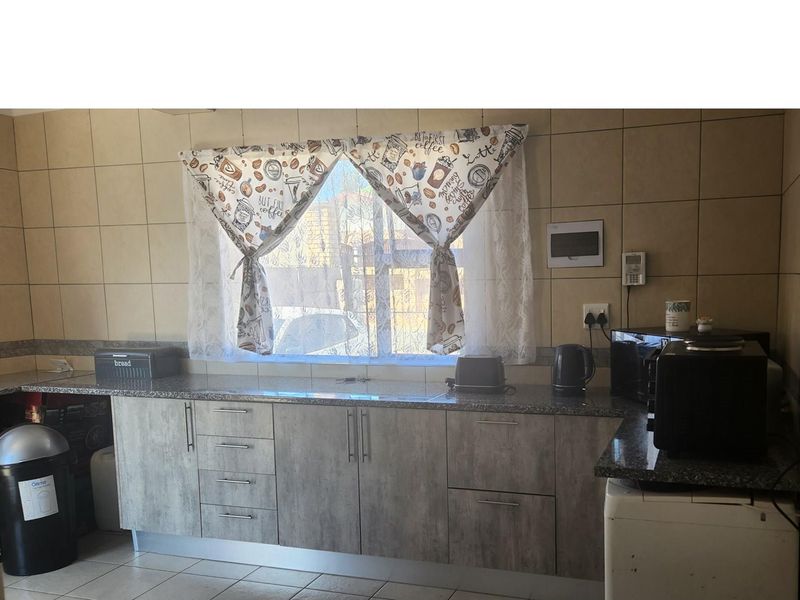 PRICE REDUCED TO SELL ..Bosmont newly renovated home 4 bedroom house. - Photo 10