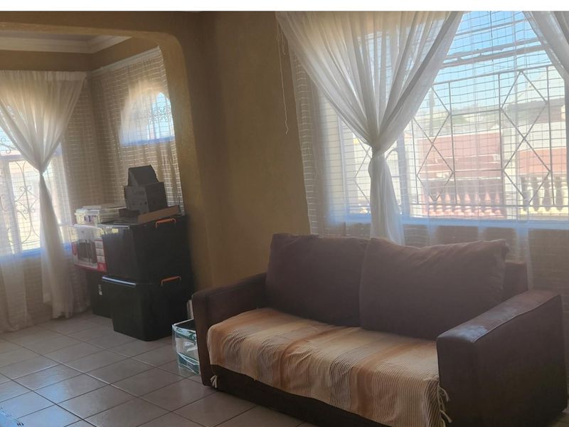 PRICE REDUCED TO SELL ..Bosmont newly renovated home 4 bedroom house. - Photo 3