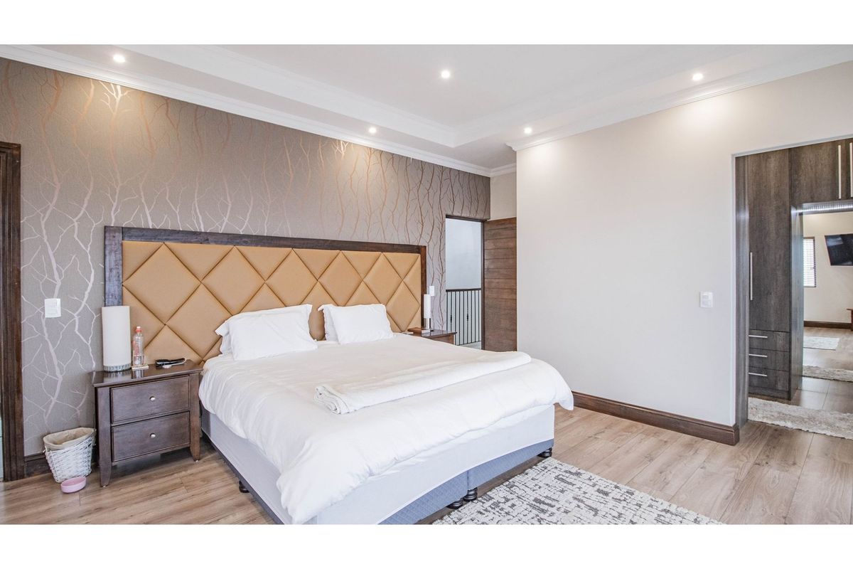 Modern Luxury Meets Family Comfort in Prestigious Sagewood - Photo 3