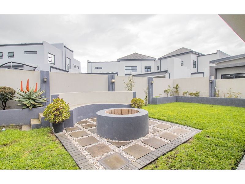Modern Luxury Meets Family Comfort in Prestigious Sagewood - Photo 4