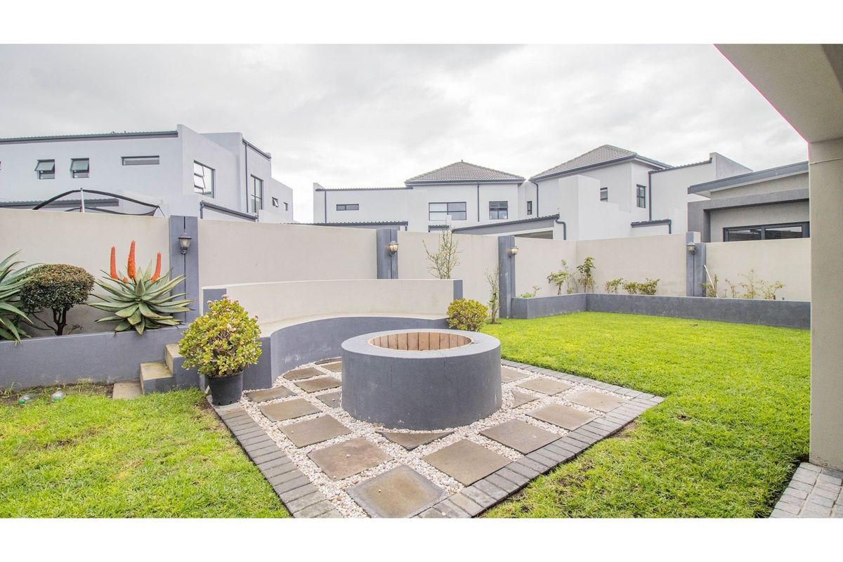 Modern Luxury Meets Family Comfort in Prestigious Sagewood - Photo 4