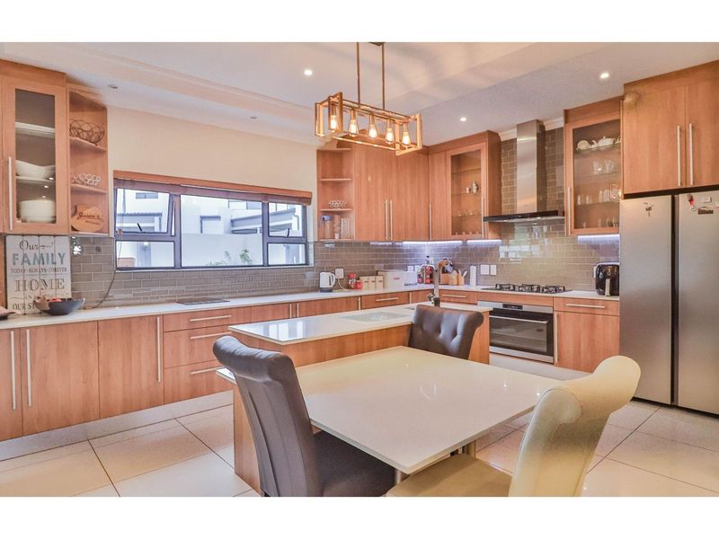 Modern Luxury Meets Family Comfort in Prestigious Sagewood - Photo 7