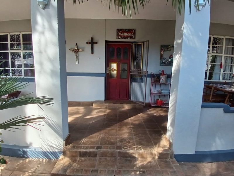 Character, Comfort, and Charm: A Timeless Kimberley Treasure - Photo 4