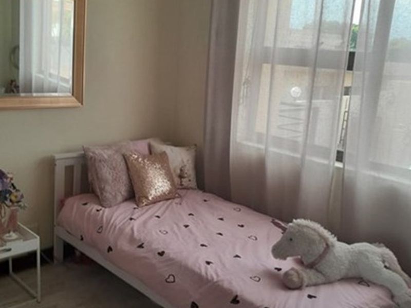Modern home, in sort after area and family friendly complex - Photo 8