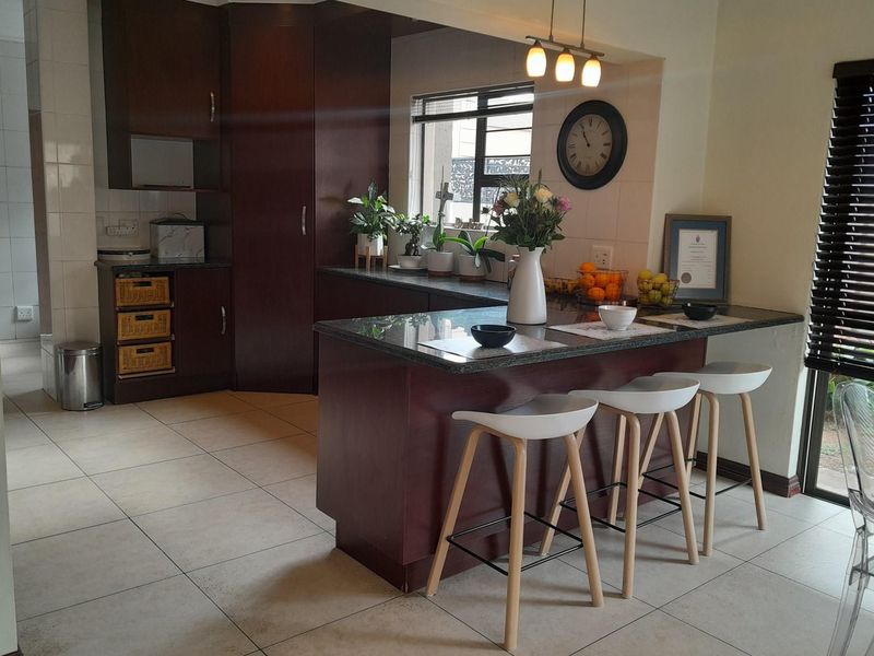 Modern home, in sort after area and family friendly complex - Photo 6