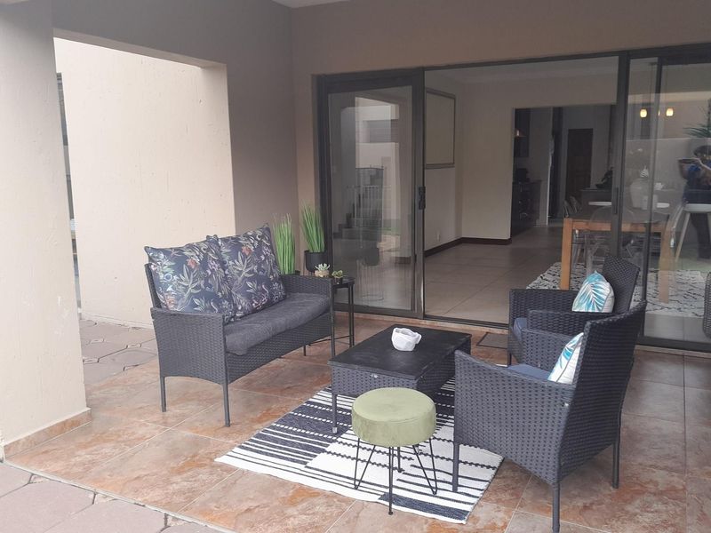 Modern home, in sort after area and family friendly complex - Photo 1