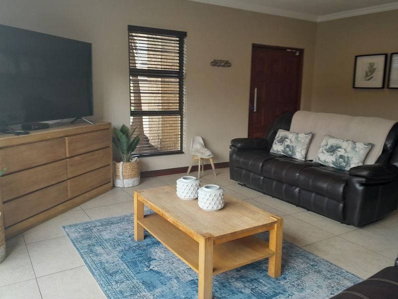 Modern home, in sort after area and family friendly complex - Photo 9