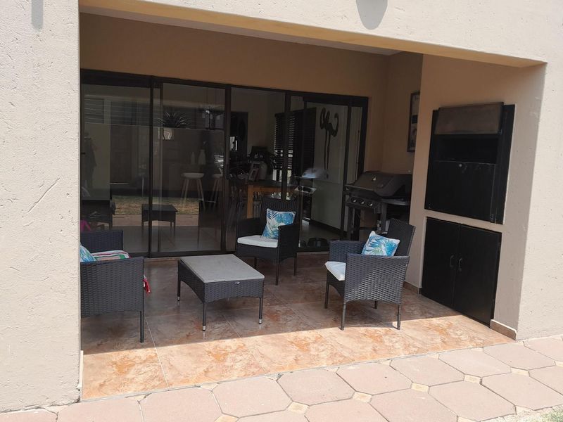 Modern home, in sort after area and family friendly complex - Photo 3