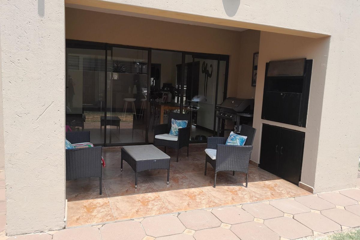 Modern home, in sort after area and family friendly complex - Photo 3